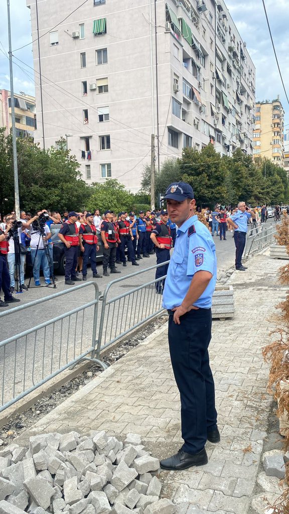 erionveliaj's tweet photo. 🚒 Mirenjohje skuadrave zjarrfikese, emergjencave & policise per reagimin e shpejte per te shpetuar njerezit - jeta eshte me e rendesishme se gjithçka - dhe shuar zjarrin ne Nj. 7, Tirane! 🔥

I kam kerkuar ekipit te nise menjehere hetimin mbi burimin e zjarrit! Momentalisht po behet kqyrja e cdo hapesire e pajisjeve ne godine! SI gjithnje, BT do ndihmoje me grant per cdo familje qe ka demtime orendi dhe elektroshtepiake! Operacioni vijon... 🚔