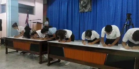 Desarrolla el IPVCE Luis Urquiza Jorge acto de ingreso de jóvenes destacados a la FEEM. Muchas felicidades a todos los estudiantes que arribaron con orgullo a esta hermosa organización. #UnaMejorJuventud 
#CreaTuFelicidad
#Cuba