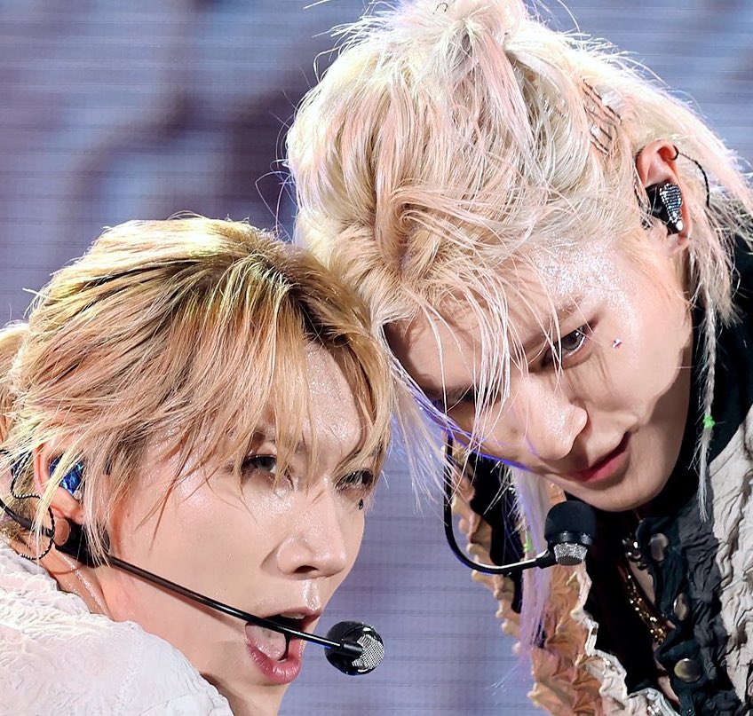 พี่แทยงกับเตนล์มาสตกดาวติดที่ใต้ตาเหมือนกันด้วย ผมก็มัดเหมือนกันชุดก็แมชชิ่งกัน🫠🫠🫠🫠