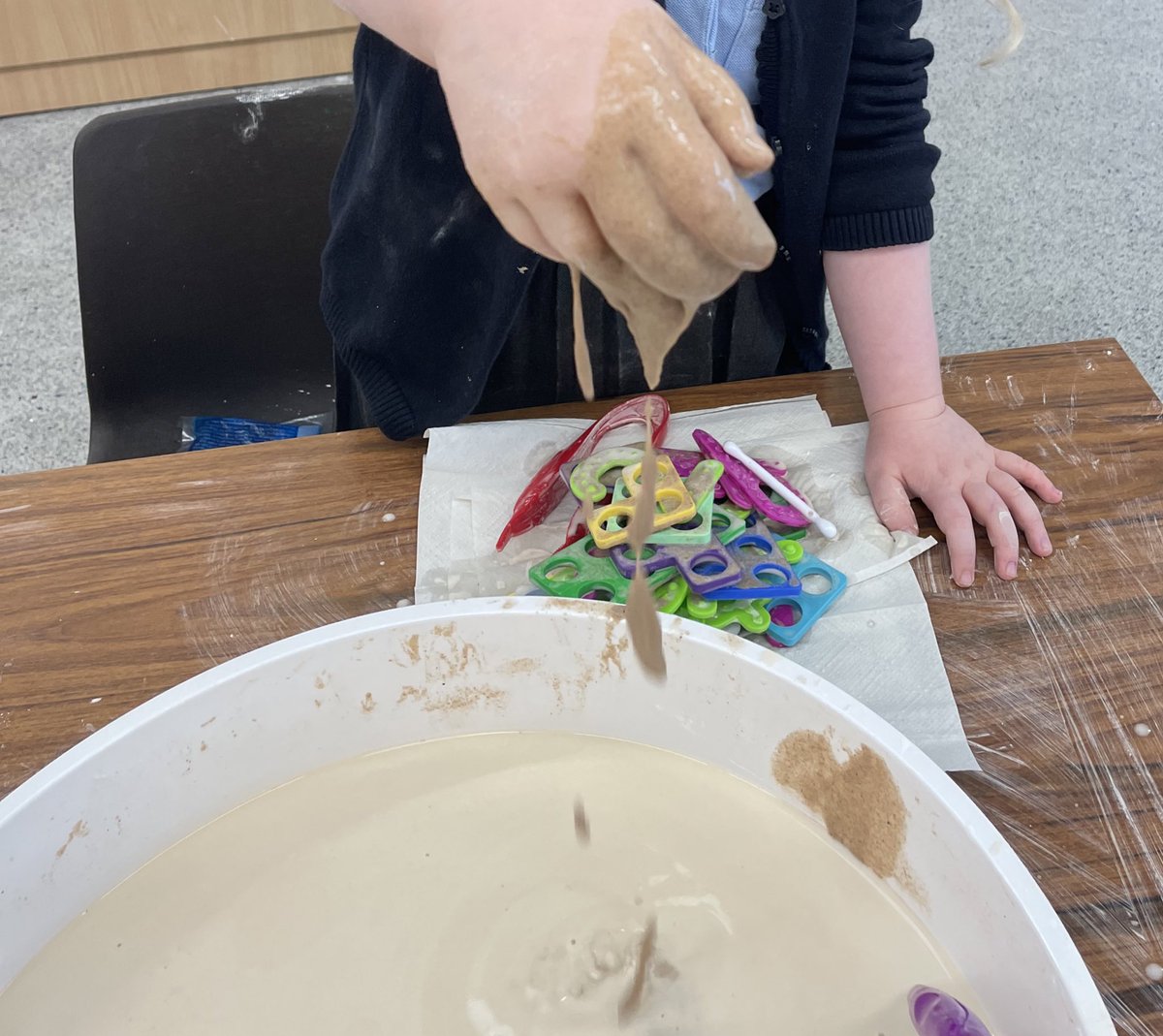 Dino Number Dig 🦕 @MissHughesUoG Added numbers & numicons to oobleck & sand to create a number dig. P1 started with tongs but then decided it was much more fun with hands! 🙌🏽 #maths #number #play #mathsisfun #numicons #sensoryplay
#playtray #eyfs #dinoplay #oobleckplay #p1a #fun