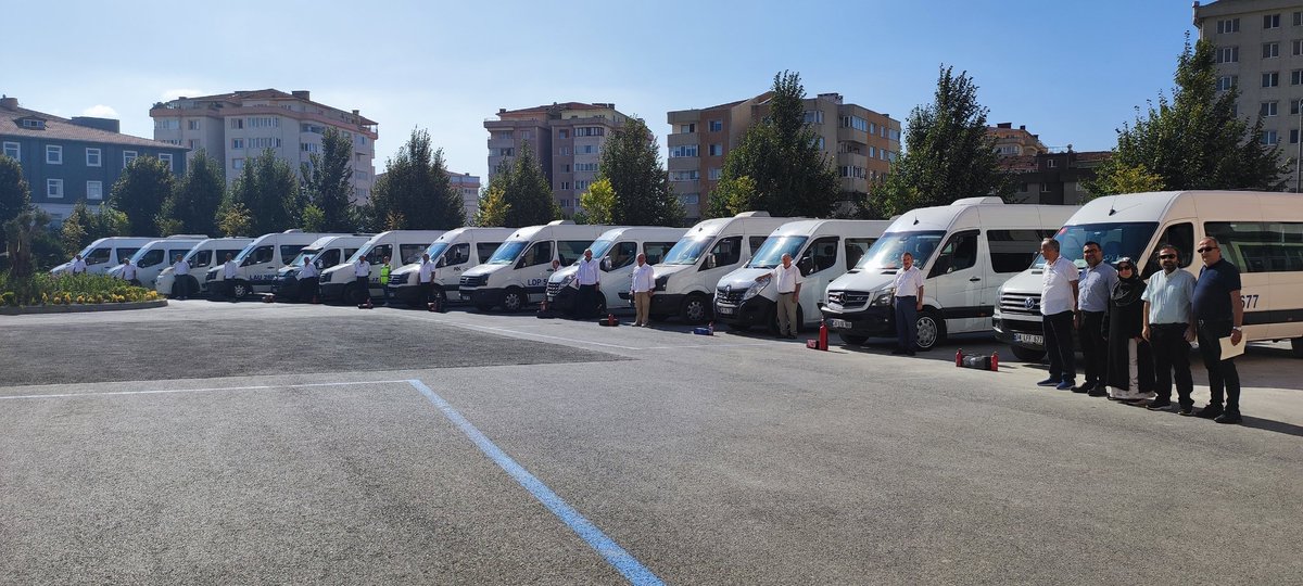YukselogluA's tweet photo. 2023-2024 Eğitim Öğretim Yılı Servis Denetimleri Okul Müdürümüz Ali Volkan NİZAMOĞLU tarafından yapılarak, alınacak önlemler ile ilgili uyarılar yapıldı.
@Beylikduzu_mem @Yafesbakirci
@AliVolkanNizam https://t.co/CYqTJ3KJFD