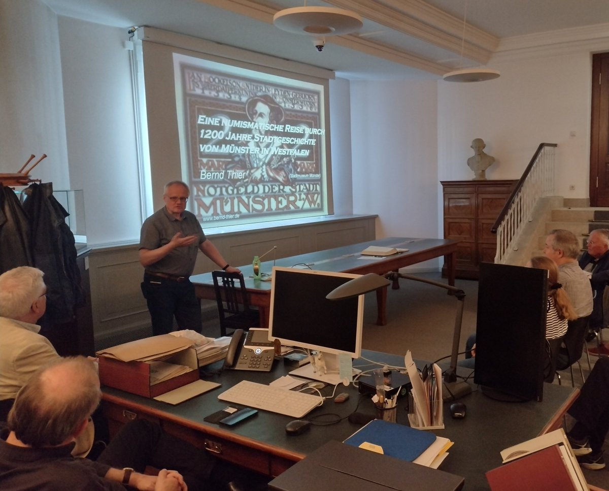 JohEberhardt's tweet photo. In diesen Minuten lädt Dr. Bernd Thier (#Stadtmuseum @muenster_de) im #Münzkabinett_Berlin @kulturSPK zu »Eine[r] numismatische[n] Reise durch 1200 Jahre Stadtgeschichte von #Münster in #Westfalen« ein.

#Münzen #Medaillen #Geldscheine #Geschichte #Marken

https://t.co/BSSSaHbtAk https://t.co/zDA04dF5a3