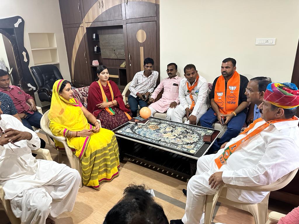 परिवर्तन संकल्प यात्रा के मेड़ता आगमन से पहले केंद्रीय नेतृत्व द्वारा लगाये गये पर्यवेक्षक व कुरुक्षेत्र विधायक भाईसाहब सुभाष सुधा जी के साथ कल विधानसभा क्षेत्र मेड़ता गांव डांगावास, खेदुली, मोरा व धावा में भाजपा पदाधिकारियों व कार्यकर्ताओं की बैठक लेकर