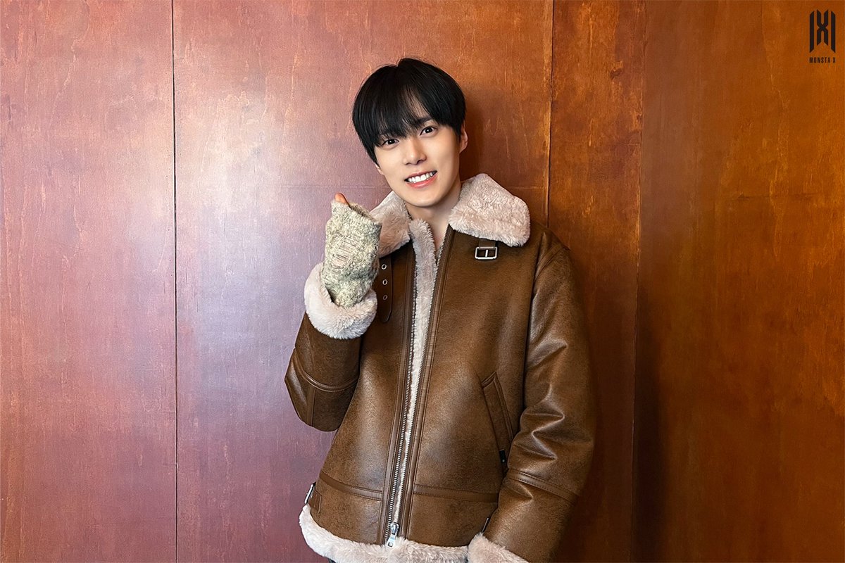 monstaxbr's tweet photo. 📸| 230914 • #MINHYUK nos bastidores do leilão de caridade! https://t.co/E1Jr6o17r9
