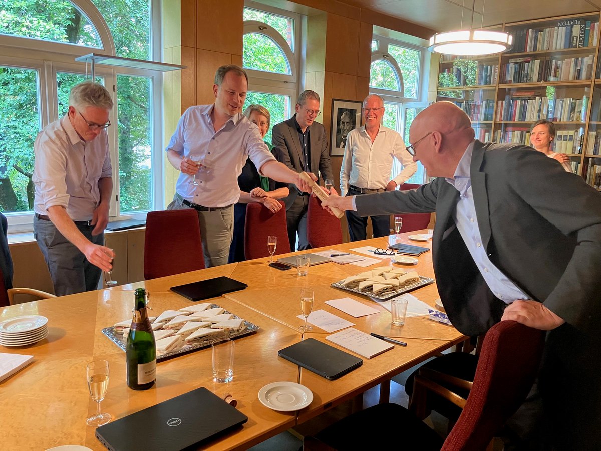 Ein historischer Moment bei <a href="/CHBeckLiteratur/">C.H.Beck Literatur</a>: Detlef Felken übergibt in seiner letzten Programmrunde als Cheflektor nach über 23 Jahren den Staffelstab an Sebastian Ullrich. Wir verneigen uns vor einem großen Büchermacher und wünschen seinem Nachfolger alles Gute!