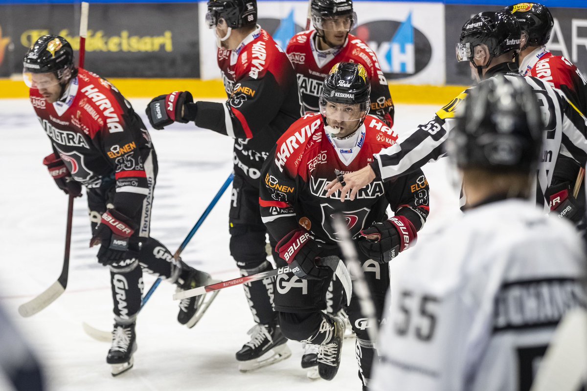 JYPJyvaskyla's tweet photo. Ensimmäisen muistaa. 🥰

Giorgio Estephan iski keskiviikkona uransa ensimmäisen #Liiga-maalin. 

Osuma oli samalla myös JYPin juhlakauden ensimmäinen täysosuma. 💥

Lauantaina jatketaan Mikkelissä. 🌪🏒

#JYPliiga #JYP100 https://t.co/zp5BZ4psx0