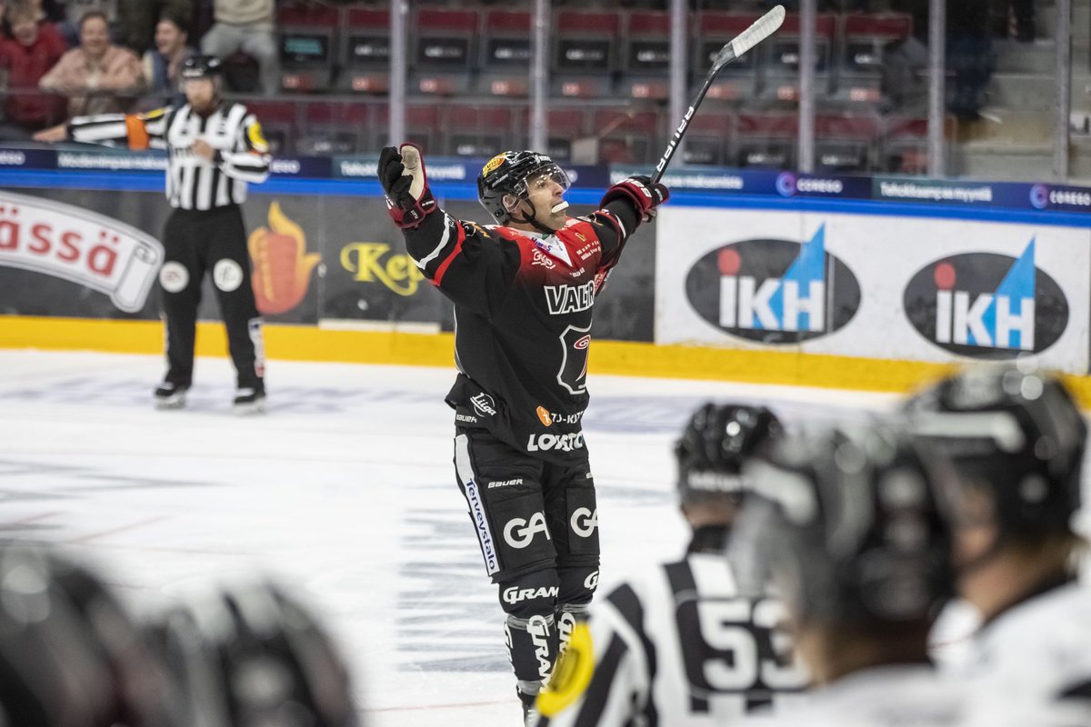 JYPJyvaskyla's tweet photo. Ensimmäisen muistaa. 🥰

Giorgio Estephan iski keskiviikkona uransa ensimmäisen #Liiga-maalin. 

Osuma oli samalla myös JYPin juhlakauden ensimmäinen täysosuma. 💥

Lauantaina jatketaan Mikkelissä. 🌪🏒

#JYPliiga #JYP100 https://t.co/zp5BZ4psx0