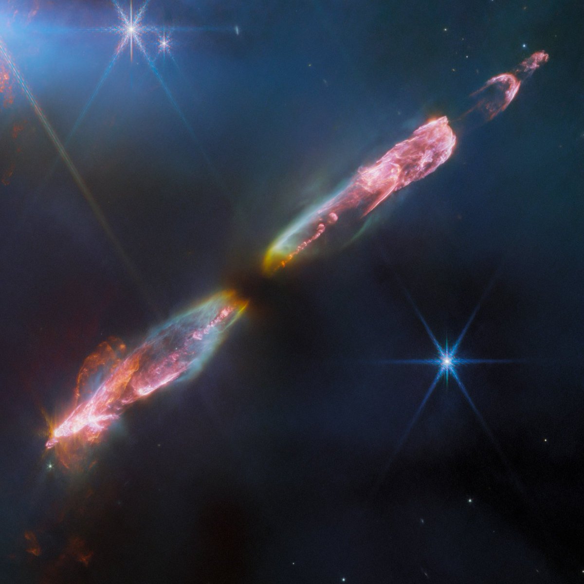 InformaCosmos's tweet photo. 🚨| El Telescopio Espacial James Webb acaba capturar una estrella recién nacida. 

El objeto identificado como HH 211 tiene apenas unas pocas decenas de miles de años, pero cuando crezca, será muy parecido a nuestro Sol. https://t.co/npjOFOgmUN