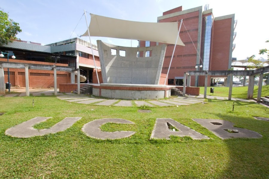 enlaucab's tweet photo. La #UCAB, n°1 en Venezuela en reputación académica y entre empleadores, ¡siguen las buenas noticias para nuestra colmena!🔰

Lee más sobre nuestra posición en el QS Ranking -Edición Latinoamérica- en📎https://t.co/op0fJ9tAlo https://t.co/lKwPXUlSoF