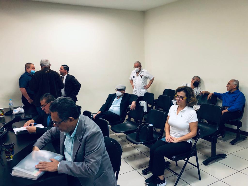 Tribunal 1° de Sentencia de San Salvador , inicia una nueva jornada en el juicio contra implicados en caso saqueo público.
Vía <a href="/pachequitoyskl/">Manuel Pacheco , Radio YSKL, El Salvador.</a>