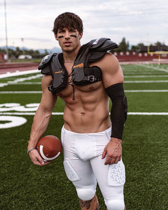 RT if you love 🏈 https://t.co/bUfSZpgNhL https://t.co/0t3dyZcrDs