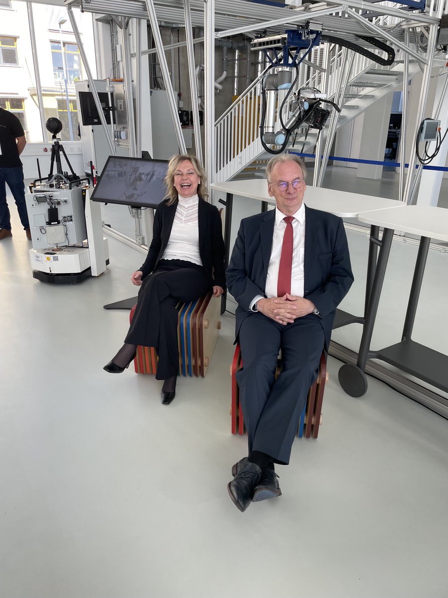 In der Denkfabrik mit ⁦<a href="/reinerhaseloff/">Dr. Reiner Haseloff</a>⁩. Dank an @WünschThomas für das Foto. ⁦@Fraunhofer_IFF⁩