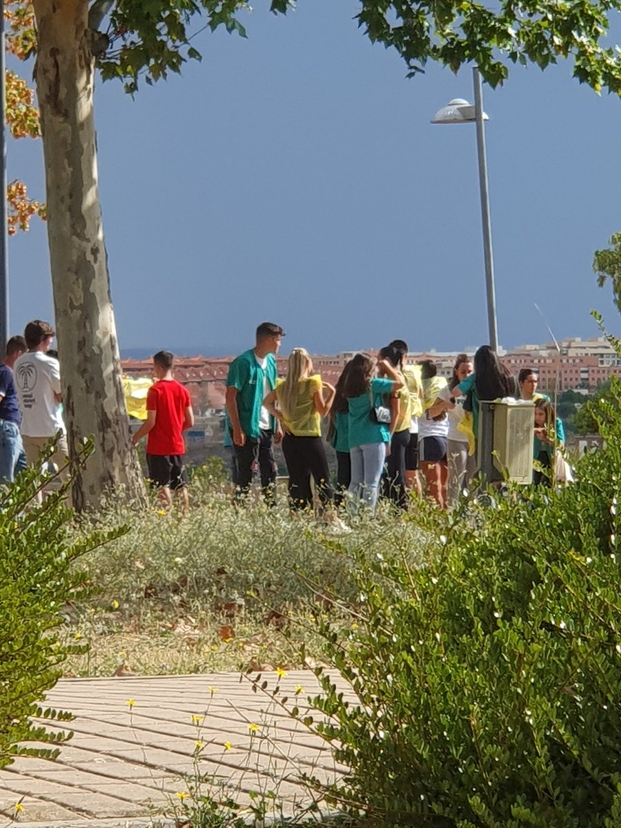 COPESalamanca's tweet photo. La policía municipal del @aytoSalamanca identifica a participantes de novatadas de estudiantesde @usal y @upsa en parque de don Juan Tenorio y la Platina https://t.co/ZnpmDEzxVP