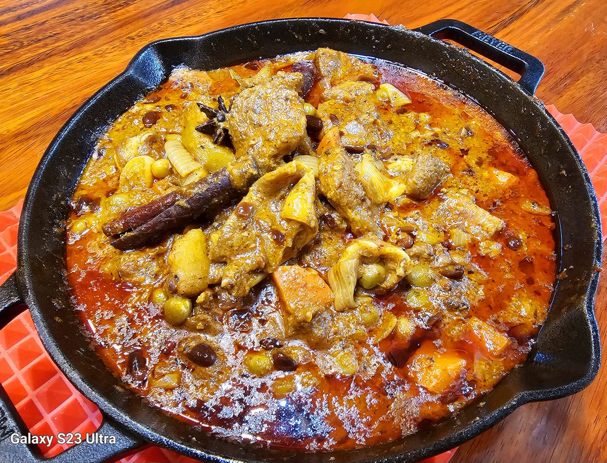 paris_osama's tweet photo. Being soft and strong is a combination very few can master.

#bekindbestrongPerson

Lighter dinner.

#MuassamunCurryBeef
#FriedShrimpwithGarlicandPepper
#Rainyday 

Thai Massaman curry beef, 
the best curries in the world you must try.

U must taste before you die...!!! https://t.co/e6q5g2SR3O
