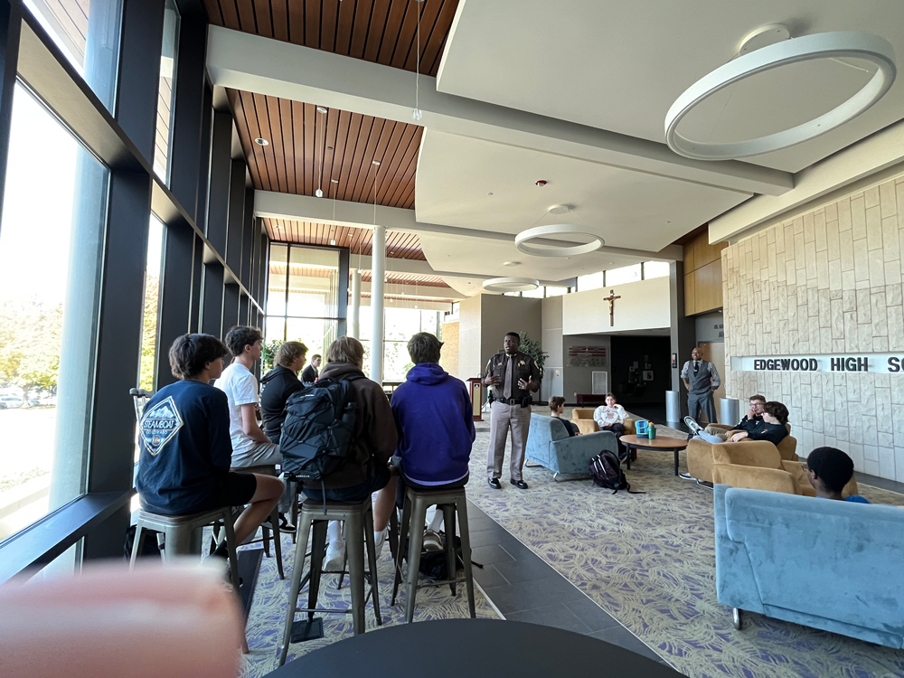 EdgewoodHSMad's tweet image. The Edgewood High School Diversity, Equity and Inclusion Department welcomed Sheriff Kalvin Barrett frmo @DaneSheriff to speak during Eddie&apos;s Hour today on our core value of community and living our mission of service.
#EHSCommunity