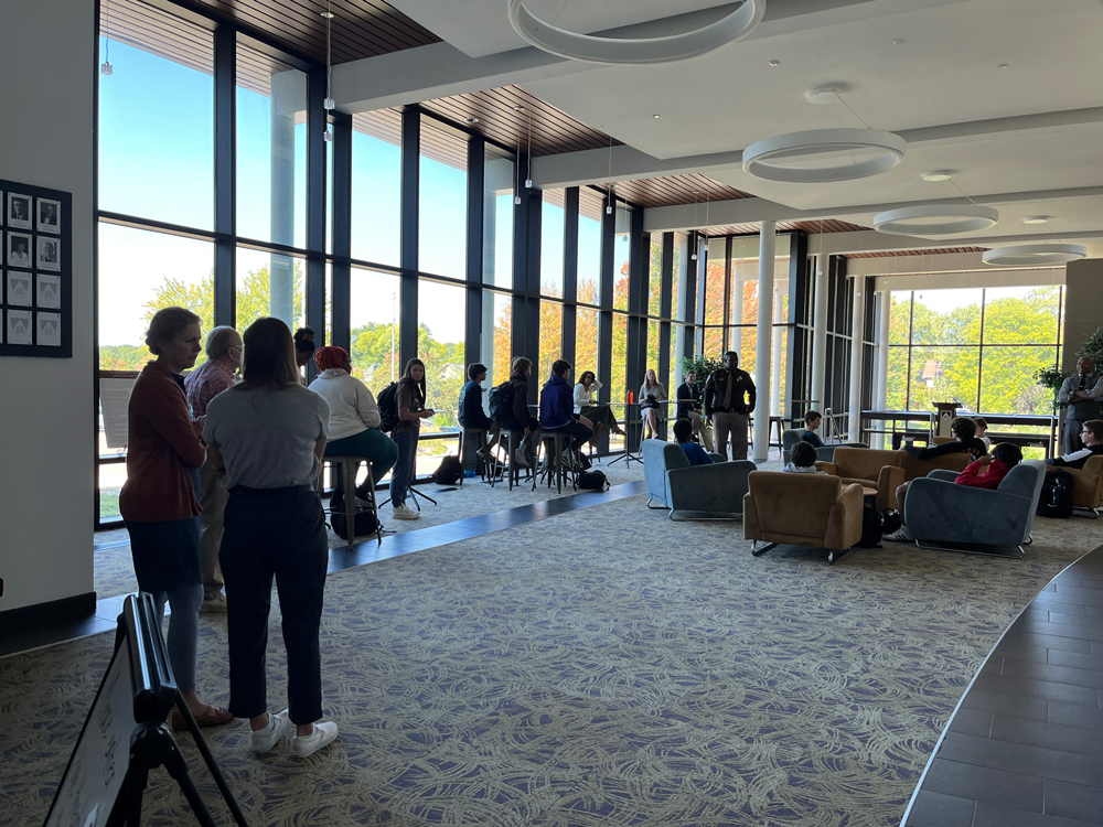 EdgewoodHSMad's tweet image. The Edgewood High School Diversity, Equity and Inclusion Department welcomed Sheriff Kalvin Barrett frmo @DaneSheriff to speak during Eddie&apos;s Hour today on our core value of community and living our mission of service.
#EHSCommunity