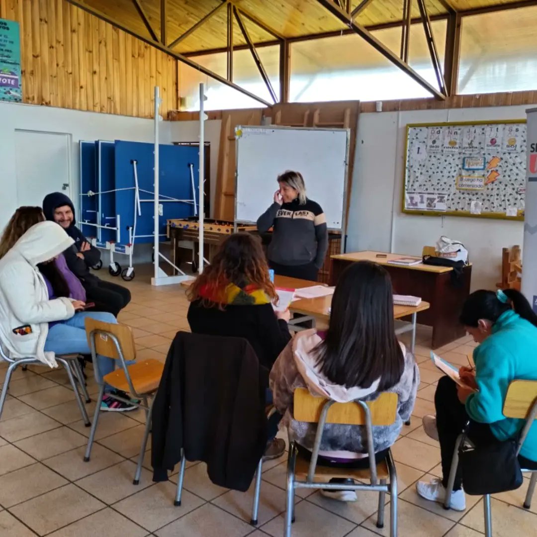 SENDAElQuisco's tweet photo. El pasado lunes 11 de este mes, realizamos el último taller de Estrategias Comunitarias Familiares con el Club de patinaje artístico Antü Awkan 🤝🏻❣

Gracias por sus compartires y trabajar en conjunto para un proyecto comunitario ✅

#MásComunidadMásPrevención https://t.co/7rpghw9A07