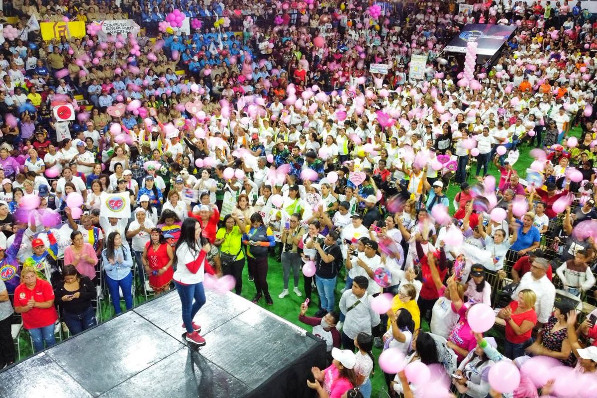 amarcanopsuv's tweet photo. Llenos del sublime amor de la Mujer que Trabaja y Lucha por una mejor Patria: estamos junto a nuestra hermana Ministra @d_guzmanl en Guayana. Desde aquí le mandamos al Presidente @NicolasMaduro todo el respaldo y apoyo para seguir forjando la Venezuela de justicia e igualdad https://t.co/w7ftsjd9H5