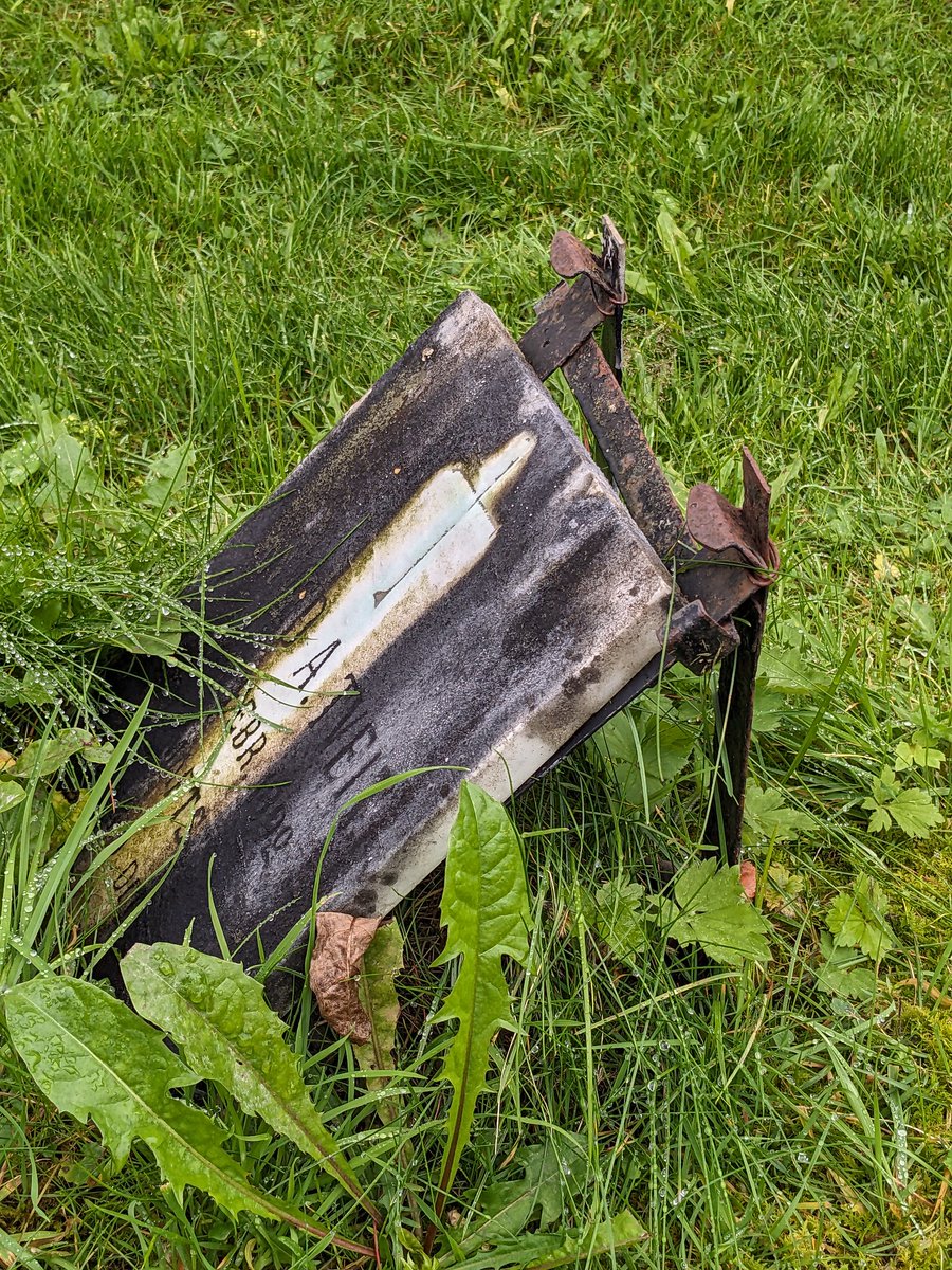 #ironworkthursday #Norway 🇳🇴🇳🇴🇳🇴 Lots of interesting little iron gravemarkers in #Eidfjord, some similar in style to English ones, others more unusual. I can't recollect seeing those sloping stones supported on iron brackets here. Anyone know different?