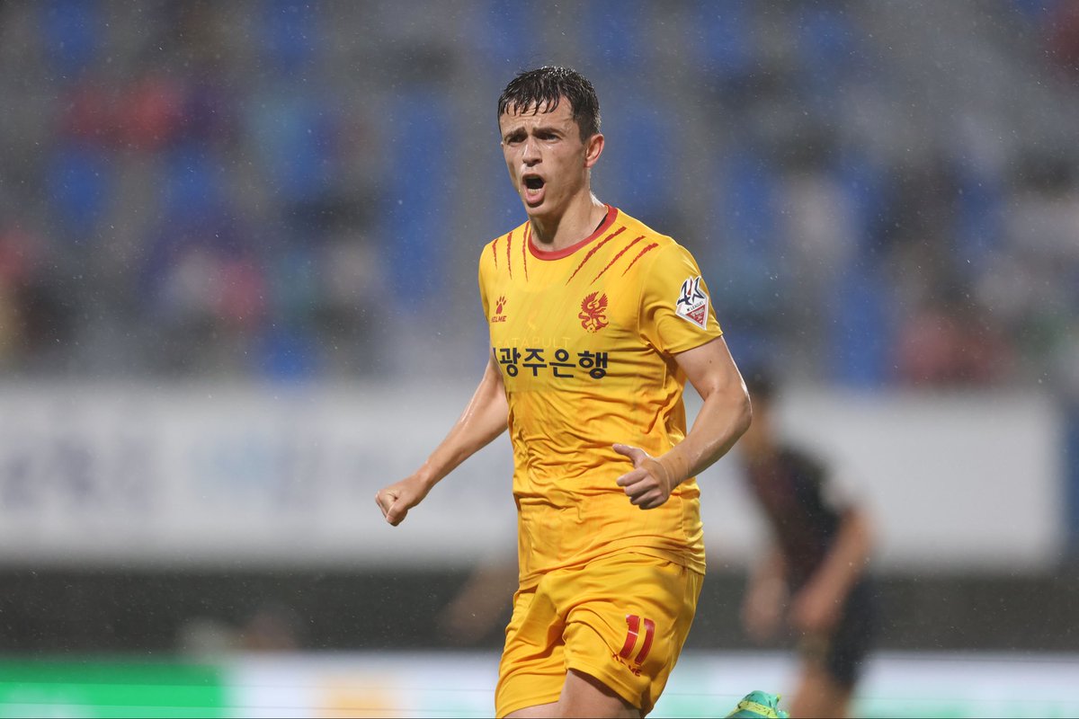 var_nu's tweet photo. Jasir Asani🇦🇱- Gwangju FC🇰🇷

Gjorde endast 7 tävlingsmatcher i AIK under ett lån våren 2020. Spelade därefter i Ungern och sedan i vintras i Sydkorea. Har etablerat sig i landslaget som är på god väg att kvala in till EM, har startat samtliga tävlingsmatcher i år. https://t.co/ASTwwMiTj4