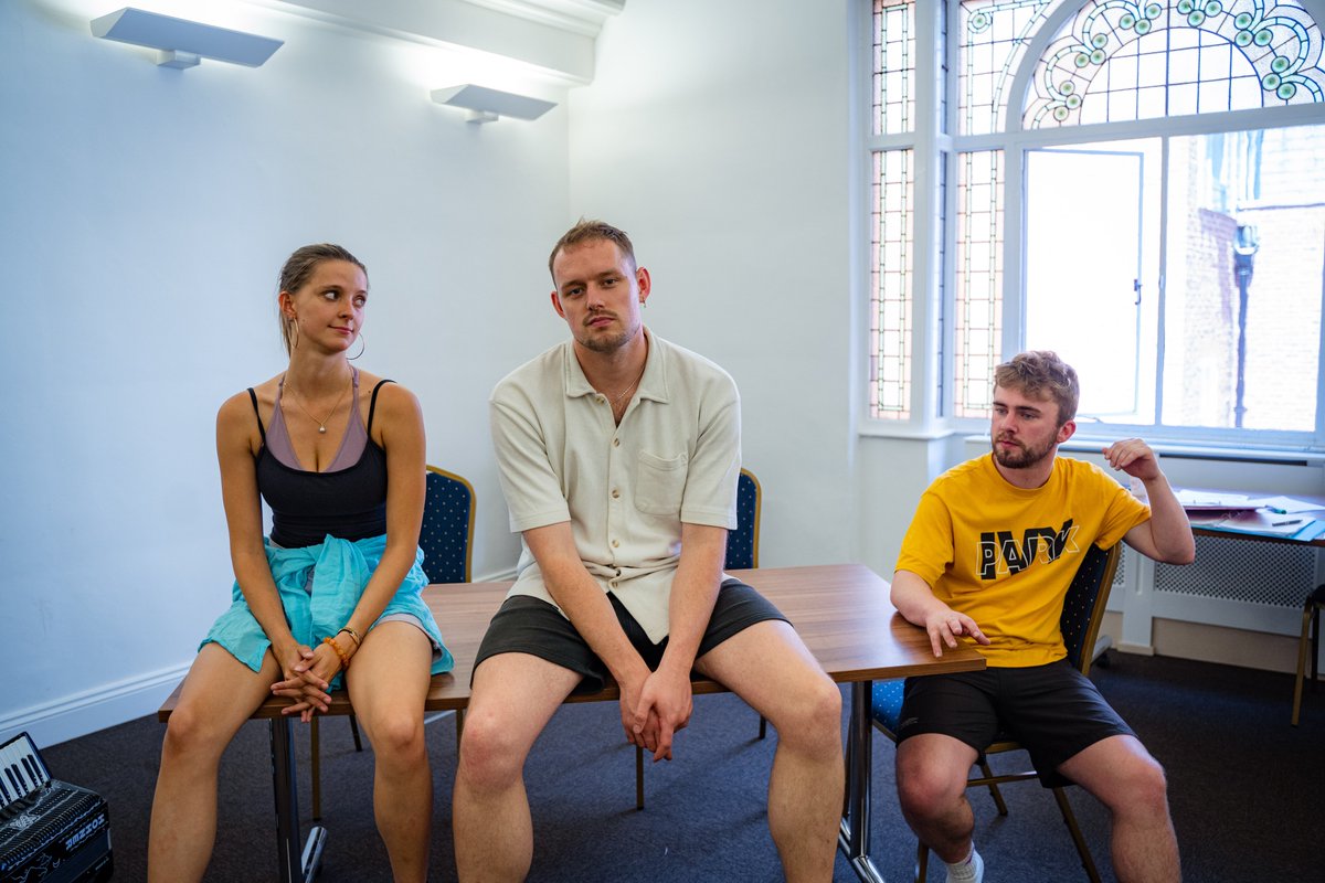 MIBeautifulTC's tweet photo. 📸Here's some rehearsal shots of The Nag's Head... 

👻This new horror comedy set in a haunted pub will chill you to your comical bones.

17-28 October
@ParkTheatre 

🎟️Book now for £15 tickets! 
https://t.co/G4DsYXAbGZ https://t.co/8pU5Y09mZQ