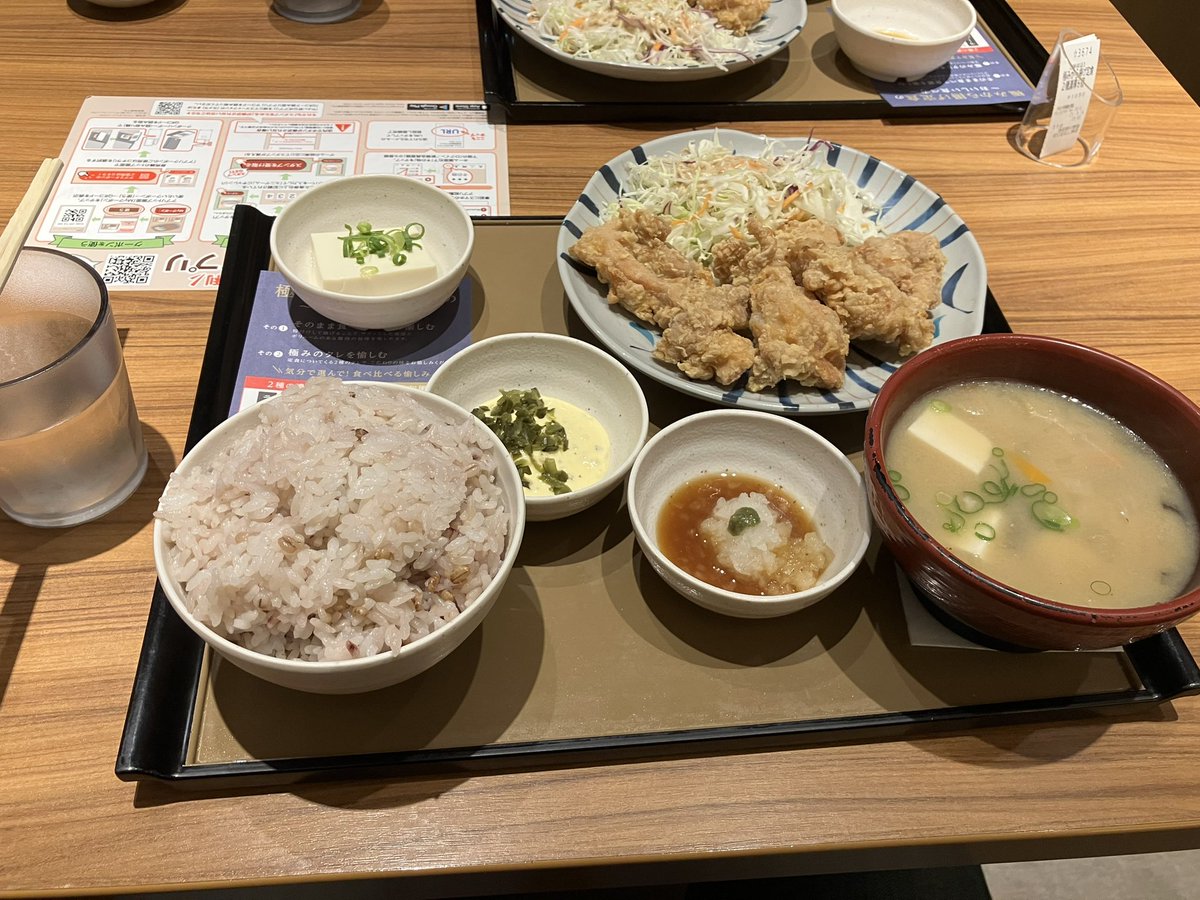 Xe8ypEp's tweet photo. 【やよい軒 鹿嶋谷原店】
@yayoiken_com 
『極み唐揚げ定食6個入りもち麦飯大』

次女と一緒に来店です☺️
ご飯中盛りお代わり沢山させて貰いありがとうございます🙇‍♂️やっぱり美味しいですね。ご飯が進みます。食トレさせて貰いました♪

御馳走様でした🤗 https://t.co/UkSroslEcy