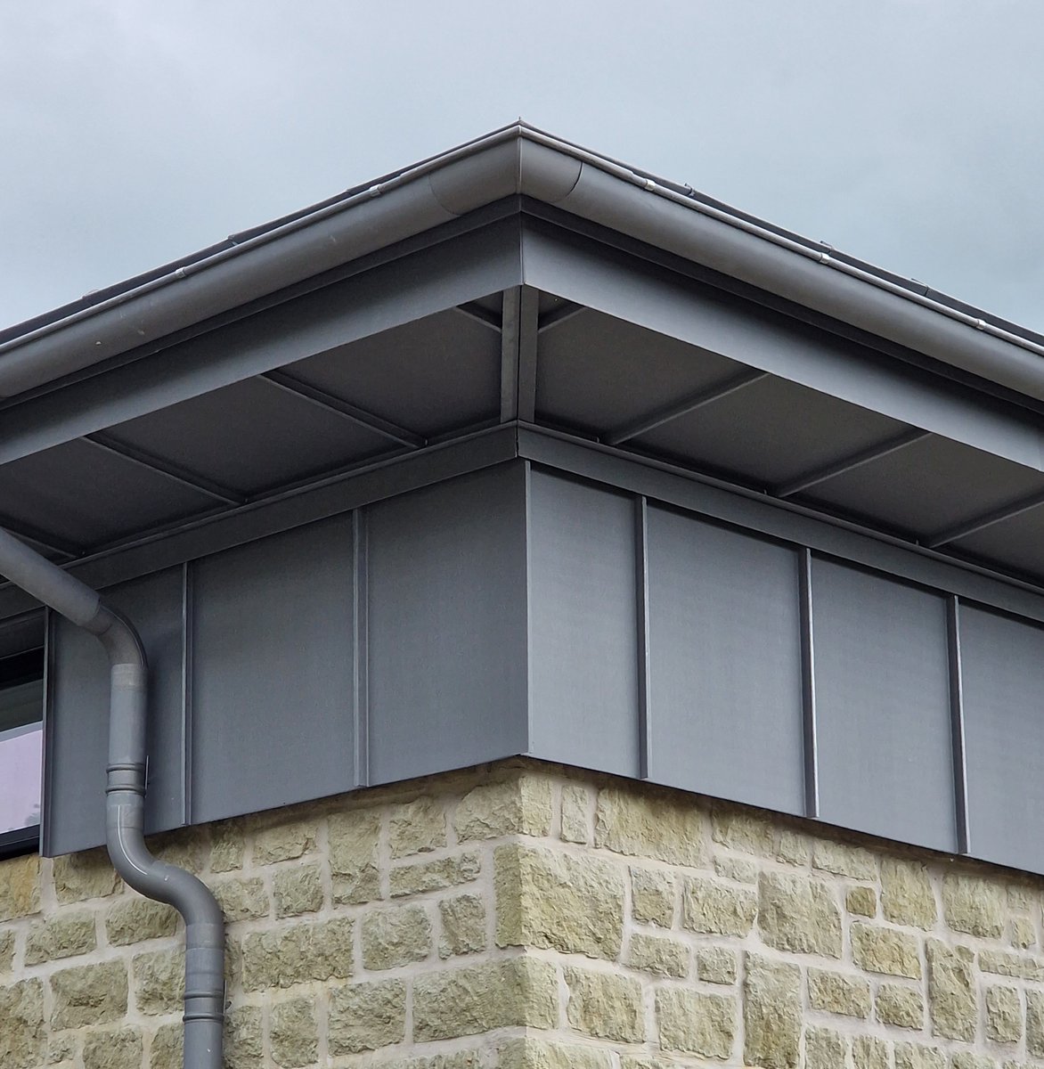 PWCR_Architects's tweet photo. New project completed in Shaftesbury. Nice combination of local stone, zinc &amp; render detailing, mixing contemporary &amp; traditional in this bespoke new build
A unique Oak stair sits in the centre of the house, beneath a large plateau rooflight, flooding the home with natural light https://t.co/AfIjg6Arw8