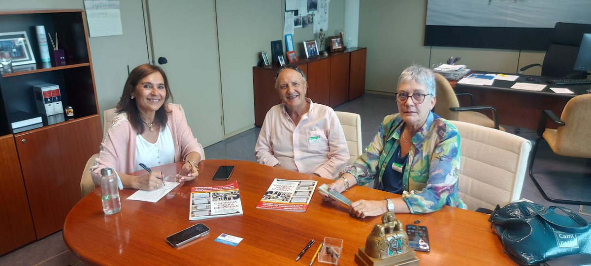 Hoy he recibido a Mª Luisa y a Lorenzo, de la Asociación de trasplantados de Hígado de la Comunidad de Madrid. Qué importante es vuestra implicación y el apoyo que ofrecéis en #alcobendas , a través de vuestra asociación.
