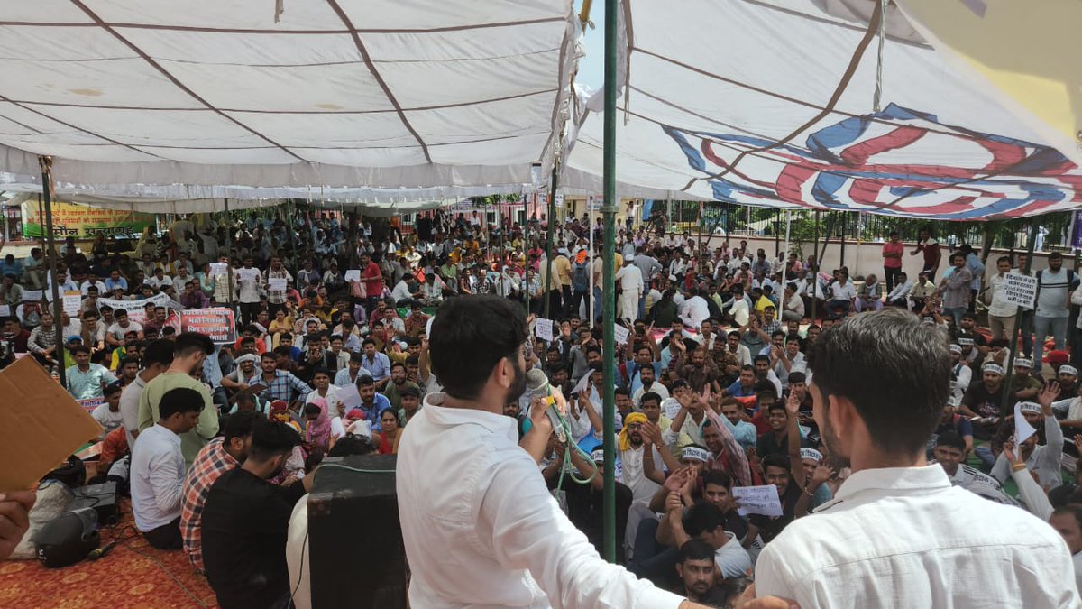 TheUpenYadav's tweet photo. युवा बेरोजगारों के विभिन्न मांगों को लेकर एक बार फिर मोर्चा खोला है l
और आज सीएमओ के वार्ता के प्रस्ताव को भी ठुकरा दिया और अब केवल युवा बेरोजगारों विभिन्न मांगों को लेकर माननीय मुख्यमंत्री @ashokgehlot51 जी से मुलाकात करेंगे l
यदि युवा बेरोजगारों की मांगों को सरकार अनदेखी करती है 
तो गंभीर परिणाम कांग्रेस सरकार को चुनावो भुगतना पड़ेगा l
क्योंकि इस बार चुनावो में युवाओं की बड़ी भूमिका रहेगी और जीत की चाबी युवाओं के पास रहेगी l

युवा बेरोजगारों की निम्नलिखित मांगों को लेकर आज राज्य सरकार के खिलाफ मोर्चा खोला है -
- *नई 1 लाख भर्तियों का विभाग *वर्गीकरण,विज्ञप्ति और परीक्षा कैलेंडर जारी किया जाए*

- सेकंड ग्रेड विषेश शिक्षकों की भर्ती 2000 पदों पर निकाली जाए l
- अध्यापक भर्ती लेवल 2,वरिष्ठ अध्यापक व स्कूल व्याख्याता तथा पीटीआई भर्ती सहित अन्य प्रक्रियाधीन भर्तियों की नियुक्ति प्रक्रिया आचार संहिता से पहले की जाए l
- पंचायती राज jen भर्ती के नियम संशोधन जल्द से जल्द किए जाए 
और भर्ती की विज्ञप्ति जल्द जारी की जाए l
- रीट अध्यापक भर्ती 2016 साइंस मैथ की 494 पदों पर एक और सूची जारी की जाए l
- *रीट पात्रता परीक्षा की तिथि व विज्ञप्ति जारी की जाए* l
- सामान्य शिक्षा विभाग में नई कंप्यूटर अनुदेशक,पीटीआई भर्ती की विज्ञप्ति जारी की जाए l 

- अध्यापक भर्ती में लेवल 2 में 4500 पदों को वापस जोड़ा जाए l
और अध्यापक भर्ती में ज्वाइन करके त्यागपत्र देने वाले अभ्यर्थियों के पदों पर एक और सूची जारी करने का प्रावधान किया जाए l
- आईटीआई कनिष्ठ अनुदेशक, एसआई और संस्कृत शिक्षा विभाग की अध्यापक भर्ती कंप्यूटर अनुदेशक,लाइब्रेरियन,पीटीआई भर्ती की विज्ञप्ति जल्द से जल्द जारी की जाए l
-  फायरमैन भर्ती में चयनित अभ्यर्थियों को जल्द से जल्द नियुक्ति दी जाए l
- आजीविका विभाग की व्यक्ति संदर्भ पशु संदर्भ अभ्यर्थियों की सभी मांगों को जल्द से जल्द पूरा किया जाए l
- अध्यापक भर्ती लेवल 1 के रिक्त पदों पर एक और सूची जल्द से जल्द जारी की जाए l
- वनरक्षक,BCI 610, MVSI भर्ती का परिणाम जल्द से  जल्द जारी करके चयनितो नियुक्ति दी जाए 
- आरपीएससी कॉलेज लाइब्रेरियन भर्ती 2023 में गुड एकेडमी नियम हटाया जाए l
- पशु चिकित्सक भर्ती,AAO भर्ती का साक्षात्कार जल्द से जल्द करवाए जाए l
- नई फर्स्ट ग्रेड और सेकंड ग्रेड में पदों की संख्या बढाकर जल्द से जल्द विज्ञप्ति जारी की जाए l
- बिजली विभाग रोडवेज विभाग की भर्तियों की विज्ञप्तियां जल्द से जल्द जारी की जाए l
- फर्जी डिग्री,डिप्लोमा,फर्जी दिव्यांग सर्टिफिकेट,फर्जी खेल प्रमाण पत्र के खिलाफ सरकार तत्काल कानून लेकर आए और फर्जी अभ्यर्थियों के खिलाफ कानूनी कार्रवाई करें l
- भर्ती परीक्षाओं का पेपर बनाने वाले अधिकारियों की जिम्मेदारी तय की जाए और उत्तर व प्रश्नों में गलती करने की सजा युवा बेरोजगारो को ना मिले l
बल्कि पेपर बनाने वालों के खिलाफ कानूनी और आर्थिक दंड का प्रावधान किया जाए l
- कंप्यूटर अनुदेशक भर्ती में शिथिलता दी जाए l

- युवा बेरोजगारों से हुए समझौते की मांगे और युवा बेरोजगार महासम्मेलन की सभी मांगों को पूरा किया जाए l

- आगामी सभी भर्ती परीक्षाए लिखित परीक्षा के माध्यम से करवाई जाए और मेरिट प्रथा को समाप्त की जाए 
- पंचायत राज एलडीसी 2013 और नर्सिंग भर्ती 2013 को पूरी की जाए l
- पशुधन सहायक,पशुपरिचर, सेंट्री इंस्पेक्टर,4th ग्रेड कर्मचारी,एलडीसी, लाइब्रेरियन,पैरामेडिकल संवर्ग की डायलिसिस,ब्लड बैंक,ऑपरेशन थिएटर, कैथ लैब,एंडोस्कोपी ECG इमरजेंसी ट्रॉमा टेक्नोलॉजी l
-CHO भर्ती परीक्षा पेपरलीक मामले युवा बेरोजगारों के साथ न्याय किया जाए l
-राज्य सरकार ने अध्यापक भर्ती में TSP में पद बढ़ाने की घोषणा की थी l
उन पदों को बढ़ाने की घोषणा को सरकार तत्काल पूरा करें l

- रीट 2018 की एक और सूची जारी की जाए l
- पीटीआई फर्स्ट ग्रेड और सेकंड ग्रेड भर्ती का परिणाम जारी किया जाए l
पुस्तकालय अध्यक्ष भर्ती 2022 और प्रयोगशाला सहायक भर्ती 2018 की प्रतीक्षा सूची जारी की जाए 
- खाद्य सुरक्षा अधिकारी भर्ती परीक्षा 2022 में बजट में घोषित 100 पदों को जोड़ा जाए