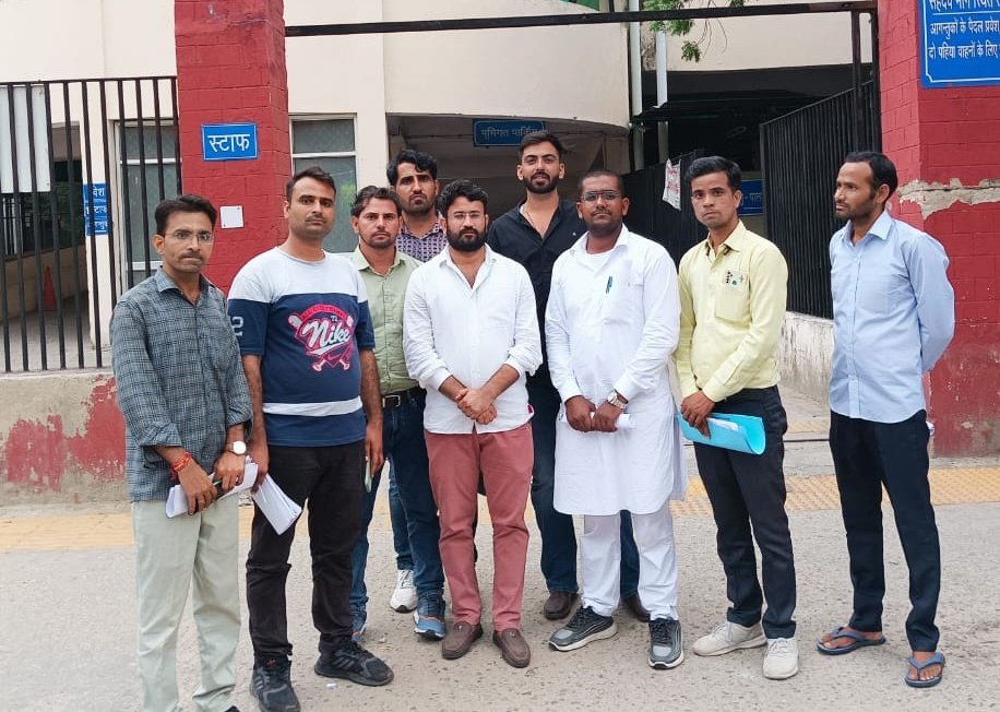 TheUpenYadav's tweet photo. युवा बेरोजगारों के विभिन्न मांगों को लेकर एक बार फिर मोर्चा खोला है l
और आज सीएमओ के वार्ता के प्रस्ताव को भी ठुकरा दिया और अब केवल युवा बेरोजगारों विभिन्न मांगों को लेकर माननीय मुख्यमंत्री @ashokgehlot51 जी से मुलाकात करेंगे l
यदि युवा बेरोजगारों की मांगों को सरकार अनदेखी करती है 
तो गंभीर परिणाम कांग्रेस सरकार को चुनावो भुगतना पड़ेगा l
क्योंकि इस बार चुनावो में युवाओं की बड़ी भूमिका रहेगी और जीत की चाबी युवाओं के पास रहेगी l

युवा बेरोजगारों की निम्नलिखित मांगों को लेकर आज राज्य सरकार के खिलाफ मोर्चा खोला है -
- *नई 1 लाख भर्तियों का विभाग *वर्गीकरण,विज्ञप्ति और परीक्षा कैलेंडर जारी किया जाए*

- सेकंड ग्रेड विषेश शिक्षकों की भर्ती 2000 पदों पर निकाली जाए l
- अध्यापक भर्ती लेवल 2,वरिष्ठ अध्यापक व स्कूल व्याख्याता तथा पीटीआई भर्ती सहित अन्य प्रक्रियाधीन भर्तियों की नियुक्ति प्रक्रिया आचार संहिता से पहले की जाए l
- पंचायती राज jen भर्ती के नियम संशोधन जल्द से जल्द किए जाए 
और भर्ती की विज्ञप्ति जल्द जारी की जाए l
- रीट अध्यापक भर्ती 2016 साइंस मैथ की 494 पदों पर एक और सूची जारी की जाए l
- *रीट पात्रता परीक्षा की तिथि व विज्ञप्ति जारी की जाए* l
- सामान्य शिक्षा विभाग में नई कंप्यूटर अनुदेशक,पीटीआई भर्ती की विज्ञप्ति जारी की जाए l 

- अध्यापक भर्ती में लेवल 2 में 4500 पदों को वापस जोड़ा जाए l
और अध्यापक भर्ती में ज्वाइन करके त्यागपत्र देने वाले अभ्यर्थियों के पदों पर एक और सूची जारी करने का प्रावधान किया जाए l
- आईटीआई कनिष्ठ अनुदेशक, एसआई और संस्कृत शिक्षा विभाग की अध्यापक भर्ती कंप्यूटर अनुदेशक,लाइब्रेरियन,पीटीआई भर्ती की विज्ञप्ति जल्द से जल्द जारी की जाए l
-  फायरमैन भर्ती में चयनित अभ्यर्थियों को जल्द से जल्द नियुक्ति दी जाए l
- आजीविका विभाग की व्यक्ति संदर्भ पशु संदर्भ अभ्यर्थियों की सभी मांगों को जल्द से जल्द पूरा किया जाए l
- अध्यापक भर्ती लेवल 1 के रिक्त पदों पर एक और सूची जल्द से जल्द जारी की जाए l
- वनरक्षक,BCI 610, MVSI भर्ती का परिणाम जल्द से  जल्द जारी करके चयनितो नियुक्ति दी जाए 
- आरपीएससी कॉलेज लाइब्रेरियन भर्ती 2023 में गुड एकेडमी नियम हटाया जाए l
- पशु चिकित्सक भर्ती,AAO भर्ती का साक्षात्कार जल्द से जल्द करवाए जाए l
- नई फर्स्ट ग्रेड और सेकंड ग्रेड में पदों की संख्या बढाकर जल्द से जल्द विज्ञप्ति जारी की जाए l
- बिजली विभाग रोडवेज विभाग की भर्तियों की विज्ञप्तियां जल्द से जल्द जारी की जाए l
- फर्जी डिग्री,डिप्लोमा,फर्जी दिव्यांग सर्टिफिकेट,फर्जी खेल प्रमाण पत्र के खिलाफ सरकार तत्काल कानून लेकर आए और फर्जी अभ्यर्थियों के खिलाफ कानूनी कार्रवाई करें l
- भर्ती परीक्षाओं का पेपर बनाने वाले अधिकारियों की जिम्मेदारी तय की जाए और उत्तर व प्रश्नों में गलती करने की सजा युवा बेरोजगारो को ना मिले l
बल्कि पेपर बनाने वालों के खिलाफ कानूनी और आर्थिक दंड का प्रावधान किया जाए l
- कंप्यूटर अनुदेशक भर्ती में शिथिलता दी जाए l

- युवा बेरोजगारों से हुए समझौते की मांगे और युवा बेरोजगार महासम्मेलन की सभी मांगों को पूरा किया जाए l

- आगामी सभी भर्ती परीक्षाए लिखित परीक्षा के माध्यम से करवाई जाए और मेरिट प्रथा को समाप्त की जाए 
- पंचायत राज एलडीसी 2013 और नर्सिंग भर्ती 2013 को पूरी की जाए l
- पशुधन सहायक,पशुपरिचर, सेंट्री इंस्पेक्टर,4th ग्रेड कर्मचारी,एलडीसी, लाइब्रेरियन,पैरामेडिकल संवर्ग की डायलिसिस,ब्लड बैंक,ऑपरेशन थिएटर, कैथ लैब,एंडोस्कोपी ECG इमरजेंसी ट्रॉमा टेक्नोलॉजी l
-CHO भर्ती परीक्षा पेपरलीक मामले युवा बेरोजगारों के साथ न्याय किया जाए l
-राज्य सरकार ने अध्यापक भर्ती में TSP में पद बढ़ाने की घोषणा की थी l
उन पदों को बढ़ाने की घोषणा को सरकार तत्काल पूरा करें l

- रीट 2018 की एक और सूची जारी की जाए l
- पीटीआई फर्स्ट ग्रेड और सेकंड ग्रेड भर्ती का परिणाम जारी किया जाए l
पुस्तकालय अध्यक्ष भर्ती 2022 और प्रयोगशाला सहायक भर्ती 2018 की प्रतीक्षा सूची जारी की जाए 
- खाद्य सुरक्षा अधिकारी भर्ती परीक्षा 2022 में बजट में घोषित 100 पदों को जोड़ा जाए