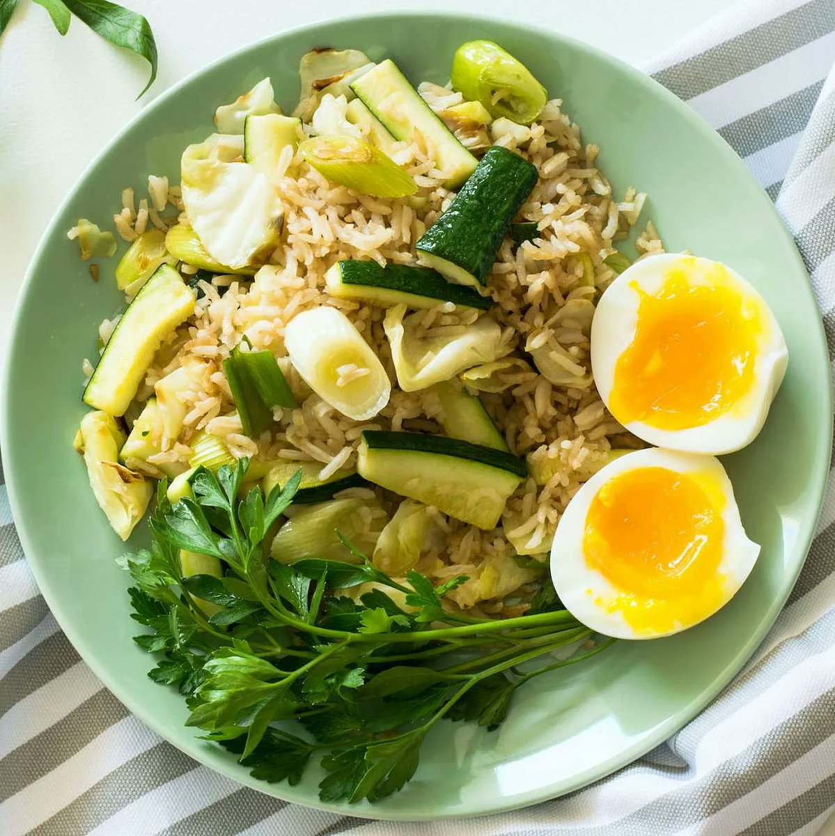 Fried brown rice, boiled egg, zucchini, celery , green onion and parsley 💚 💚

#Healthylife #GreenFoods #Foodlover #Recipeoftheday