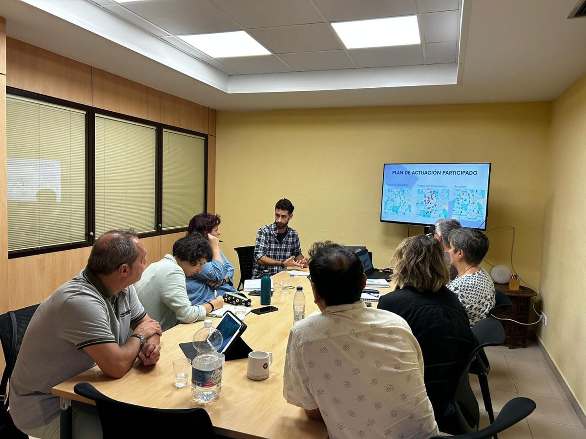 laruecaas's tweet photo. 🏠 Visita de la delegación de la 🎓 @UNI_FIRENZE a La Rueca Asociación para 👀 investigar lo que desarrollamos en mediación intercultural y trabajo con personas migrantes en el Distrito de Usera 😀
#mediacionintercultural #usera #transformandovidascontigo https://t.co/5vkmS2RXBB