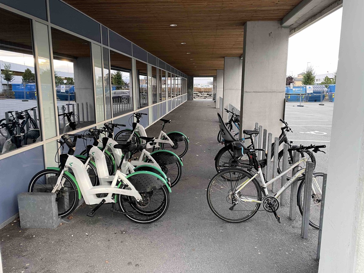 Hvordan tenkte man her? Sykkelstativ mot bysykkelstasjon, null plass når det er sykler parkert.Bilparkering til høyre utenfor sykkelstativ. <a href="/kommunen/">Stavanger kommune</a> <a href="/Kolumbus_no/">Kolumbus</a> 
goo.gl/maps/pxqBKd8sY…