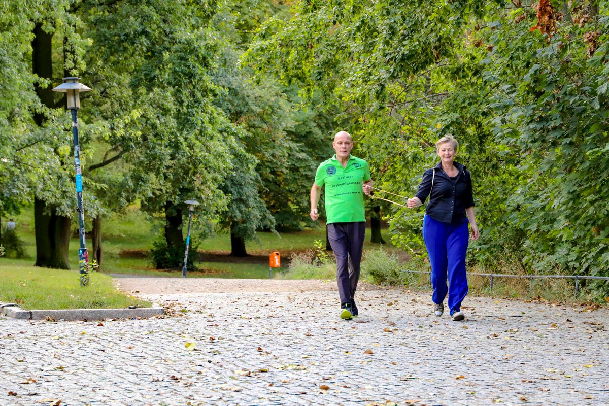 Tandemlauf am Weißensee – Mit dem blinden Sportler Jörg von de Fenn probierten wir aus, wie man ohne zu sehen joggt - mit einem Band mit ihm verbunden. Eine faszinierende Erfahrung! #berlinerfreiwilligentage #Inklusion #Ehrenamt #MenschenmitBehinderung #Berlinbessermachen