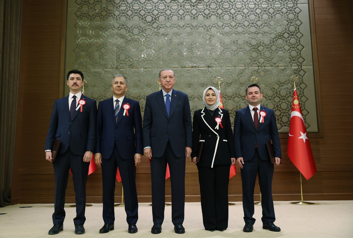 Yabancı dil eğitimi dâhil 3 yıldan fazla süren adaylık maratonunu başarıyla tamamlayan 108’inci Dönem Kaymakamlık Kursu mezunu genç arkadaşlarımızı tebrik ediyorum. Yeni kaymakamlarımıza görev yerlerinde ve tüm meslek hayatlarında Rabbimden muvaffakiyetler niyaz ediyorum.