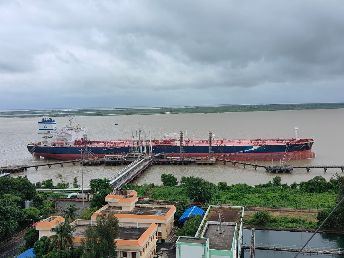 SMPort_Kolkata's tweet photo. ‘M.T. CLEAROCEAN AJAX’ the biggest Vessel of its kind with 48,111 MT of Naphtha, the highest ever parcel load of Naphtha on account of HPL was anchored at HOJ-3 of HDC today for the first time which makes @SMPort_Kolkata  privileged enough to handle such a big tanker. https://t.co/rk0WlXEuAf