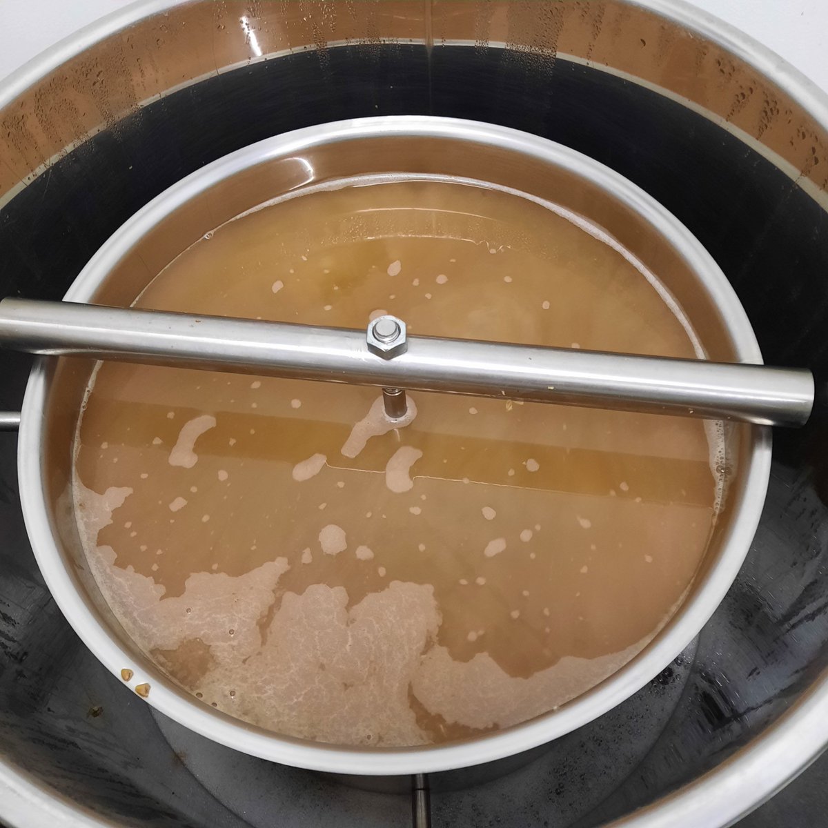 Brouwdag in het Stijl Bierlab! 
Brouwen met 100% ongemoute gerst. Hierdoor slaan we de vermouting over en wordt de gerstedrank zo'n 20% duurzamer.
Én we kunnen gebruik maken van mooie lokale gerst die in Flevoland geteeld wordt.
Ism @FlevoCampus <a href="/HorizonFlevo/">HORIZON</a> en Jorn Baan Hofman