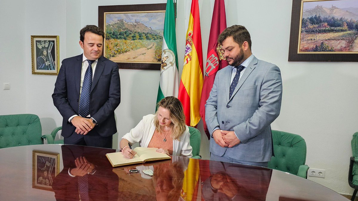 diputacioncadiz's tweet image. La diputada ha firmado ✍🏻 el Libro de Honor y ha atendido a los medios locales. Arcos se beneficia de diferentes programas culturales de la #Diputación, como el #Planeamos, que les permite diseñar una programación propia de calidad y fomentar el tejido cultural de la provincia.