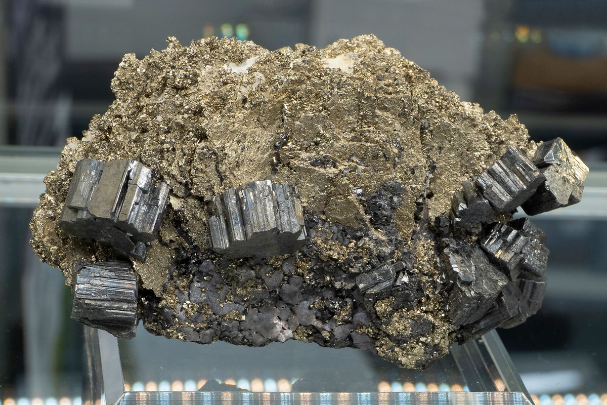 mexporg's tweet photo. Nice #Bournonite crystals on pyrite from Trepča, Kosovo.

#minerals #crystals #mineralcollecting #mineralexpert #rockhounding #mineralogy https://t.co/F1sSddUEf4