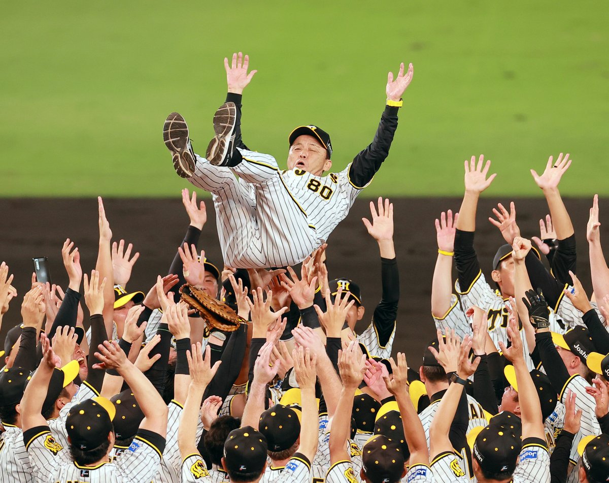 sanspo_tigers's tweet photo. １８年ぶりのアレ！！（撮影・宮沢宗士郎）
＃阪神タイガース　
＃サンスポ　
＃アレ　
＃岡田彰布　
＃岩崎優 https://t.co/qJjaRVU2AP