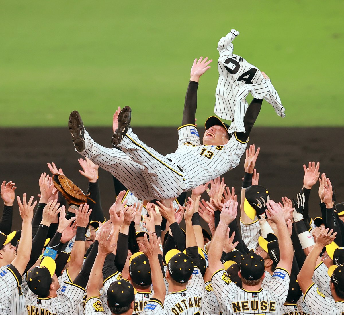 sanspo_tigers's tweet photo. １８年ぶりのアレ！！（撮影・宮沢宗士郎）
＃阪神タイガース　
＃サンスポ　
＃アレ　
＃岡田彰布　
＃岩崎優 https://t.co/qJjaRVU2AP