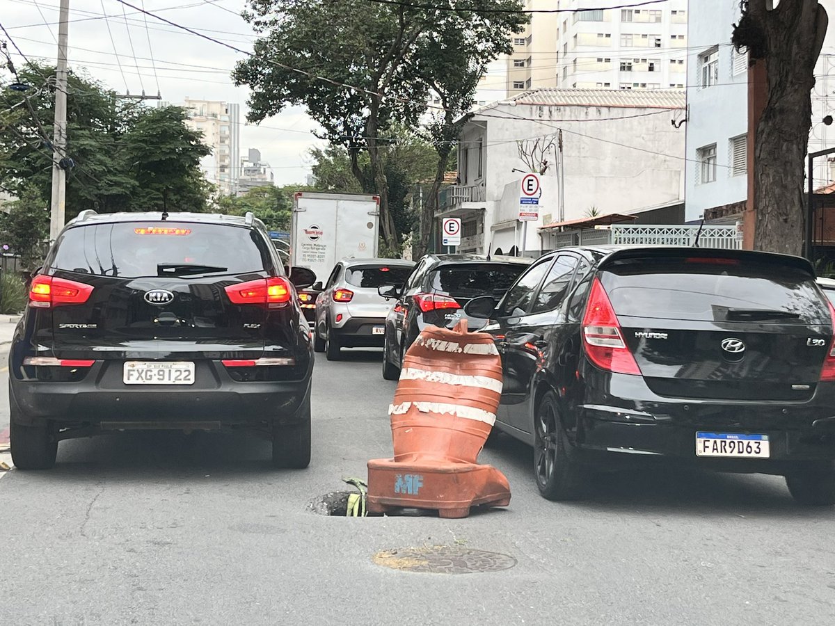 marcoseric's tweet image. #bdsp @rodrigobocardi @vazluiza rua Simão Álvares alt do 731, em Pinheiros. Já tem esse buraco e cone há 1 semana. @CETSP_ @radiobandnewsfm #pinheiros
