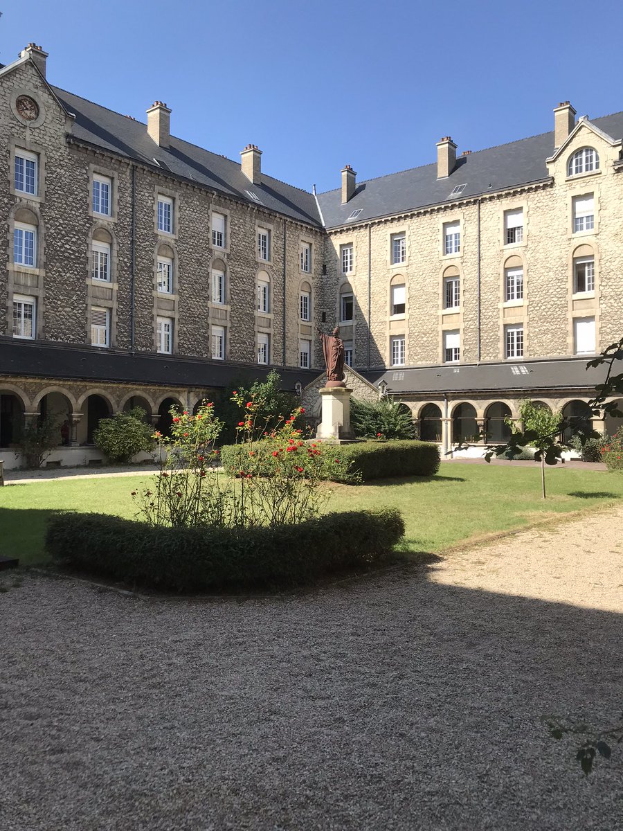 Rentrée à @UnivCathoParis, campus de #Reims pour les étudiants et pour les enseignants ! 

De nombreux enseignements sur les #relationsinternationales durant cette année universitaire sur un jeune et beau campus ! 

#enseignementsuperieur #sciencepolitique