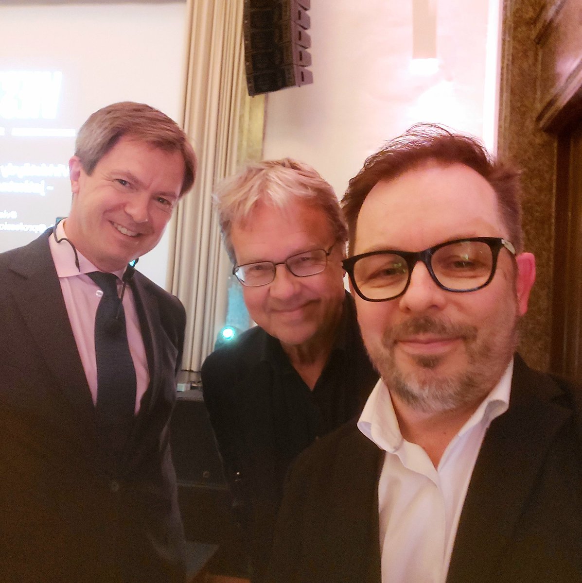 Niin me rakentavan viestintäkulttuurin puolestapuhujat kohtasimme #Viestintä2023 -seminaarissa 🙂

Jos tuntuu, että some-keskustelu äityy liian kriittiseksi, kannattaa pitää paussi ja ottaa kuppi kahvia ☕️
#viestintä #johtajaonmedia