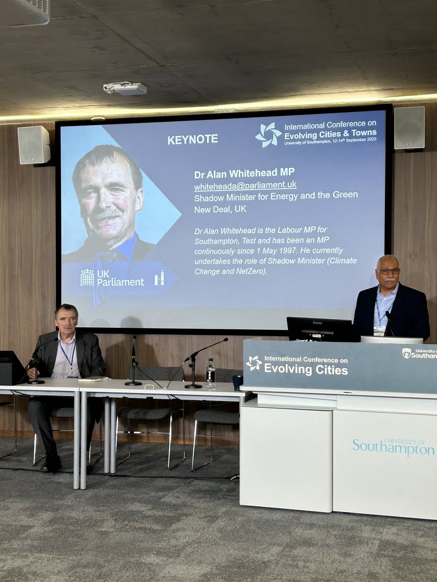 فخورةبكوني باحثة دكتوراه سعوديه و متحدثة عن تطور الطاقه الشمسيه من نواحي هندسيه وعلميه وواقعيه في #المملكة_العربية_السعودية في المؤتمر العالمي الرابع لتطور المدن تحت رعايه قسم الطاقه المتجدده وتغير المناخ في جامعه ساوثهامبتون البريطانيه #international_conference_on_evolving_city