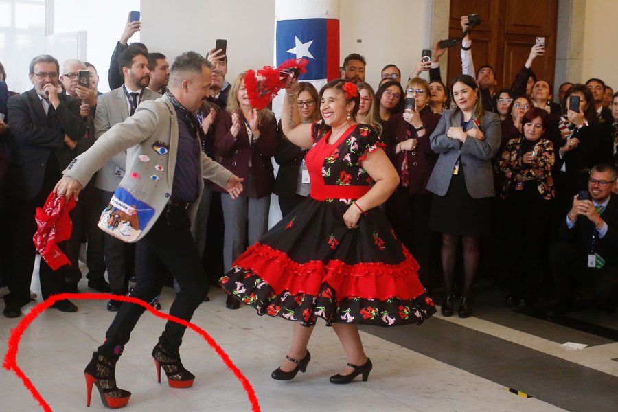¡Un circo es el Congreso! La senadora, Campillai bailando una cueca "inclusiva "y el hombre "con tacones de cabaret". Qué vulgaridad y cero respeto a la cueca chilena.