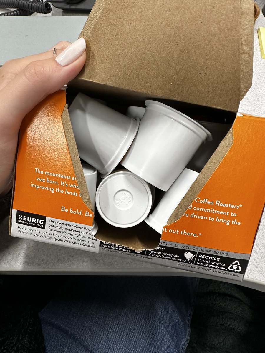 JuliaMachaj's tweet photo. another wonderful example of shrinkflation. 10 k cups in a box suited for 12. do better @GreenMtnCoffee I'll be sticking with my @dunkindonuts k cups https://t.co/2B8cvEXNHs