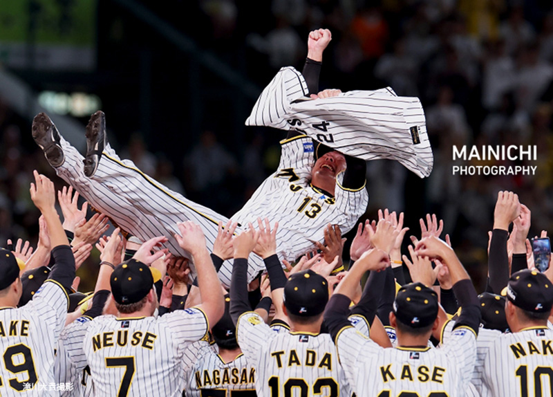 #プロ野球 セ・リーグ #阪神タイガース が18年ぶりのリーグ優勝を決めました。写真は今年7月に亡くなった元阪神の #横田慎太郎 さんの背番号24のユニフォームを持って胴上げされる #岩崎優 投手です。
#アレ #18年ぶりのアレ #阪神優勝 #阪神18年ぶり優勝

写真特集→bit.ly/45RLpfL