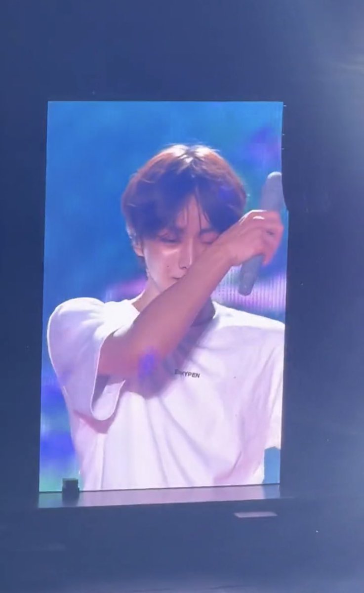 PR0DJAYWON's tweet photo. jungwon don't usually cry in front of engenes. we all know how many times he tried not to cry even if he wants to. 

today, our jungwonie cried in front of engenes, in tokyo dome. this is such a big milestone. my heart hurts in a good way. we are so proud of you, jungwon. 🥹🤍🫳🏻 https://t.co/AY6RTx1cMz