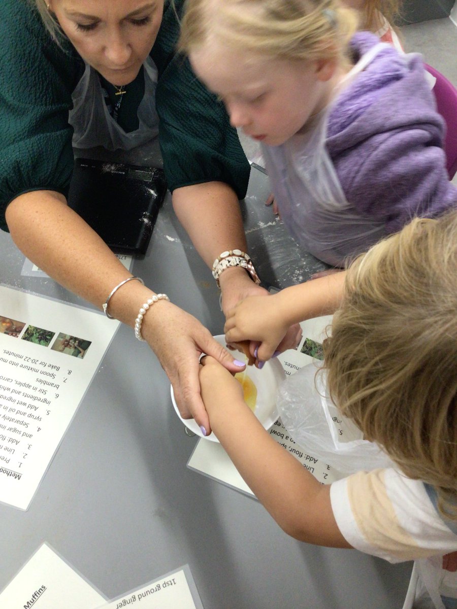 spaceplaceeyc1's tweet image. Baking carrot, apple and bramble muffins🥕🍎🍇
We are: weighing and measuring, following a recipe, taking turns, listening well, talking about different kinds of food, using our senses to explore our ingredients and so much more!💕
#crosscurricularlearning
#makinglearningfun
